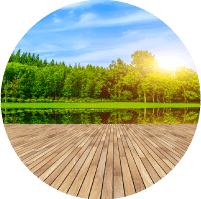 תמונה מייצגת לקטגוריית צילום טבע ונוף. בתמונה דק מעץ כשאחריו נפרש אגם בוהק ומולו יער בגווני ירוק עזים עם שמיים בהירים ושמש מסנוורת.