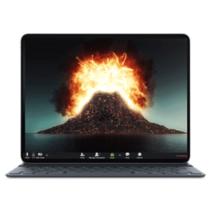 רקע הר געש פעיל שמוציא לבה, אש וניצוצות לזום - הדמייה על מסך לפטופ