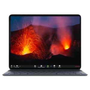 רקע הר געש פעיל עם לבה וניצוצות שמתפרצים ממנו לזום - הדמייה על מסך לפטופ