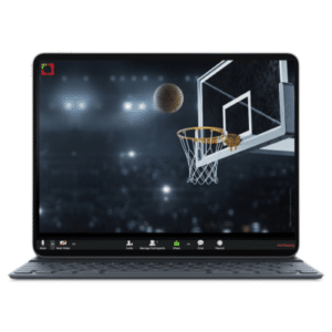 תמונת רקע של כדור בדרכו לקלוע לסל באיצטדיון מואר, על מסך לפטופ