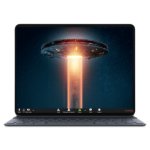 רקע של מסך לפטופ שמציג חללית מרחפת שממנה יוצא אור בוהק, כחלק מחבילת רקעי תוכנת זום לילדים ונוער