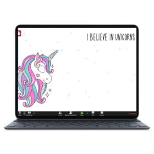 לפטופ כשעל המסך חד קרן עם כיתוב ״I belive in unicorns״