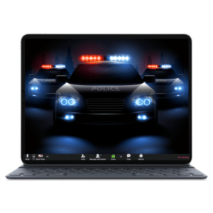 מסך לפטופ עם פאנל ממשק זום ותמונת רקע של ניידת משטרה