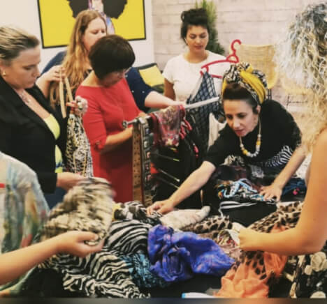 נשים בוחרות בגדים בקורס סטיילינג טיפולי עם עדי לנדאו רון