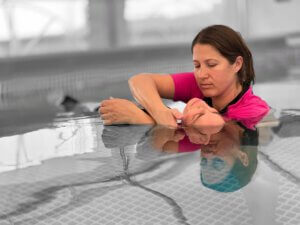 דפנה גרולמן במהלך טיפול וואטסו בבריכה שבכפר רתמים