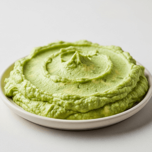 תמונה של ממרח אבוקדו מוגש על צלחת לבנה