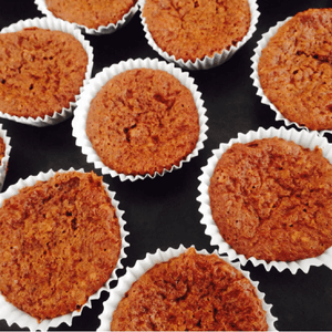 תמונה של מגש מאפינס שוקולד ללא גלוטן בתוך עטרות נייר לבן