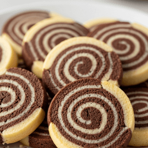 תמונה של עוגיות חמאה שחור-לבן ספירלה על צלחת לבנה