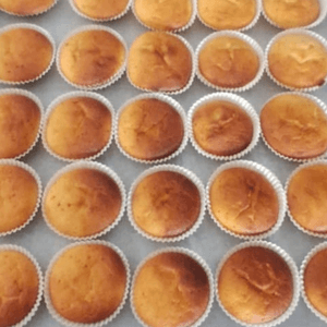 תמונה של מגש מלא מאפינס וניל לפי המתכון