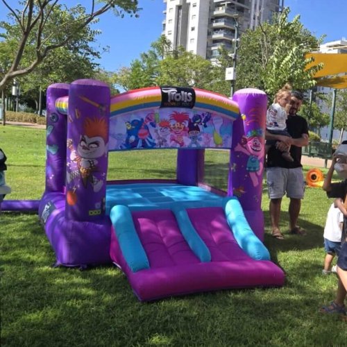 מקפצה ומגלשה מגיל שנה עד 4